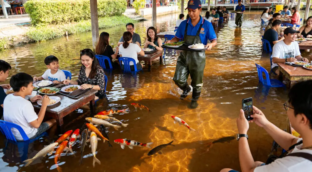 Flooded Thai Restaurant Turns Disaster Into Viral Dining Attraction